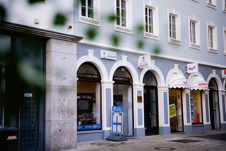 Außenansicht einer Reisebüro-Filiale mit mehreren Schaufenstern.